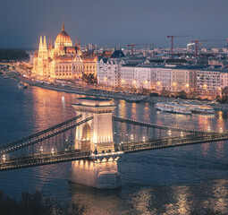 Fototapeta premium Famous Chain Bridge and the Hungarian Parliament in dusk