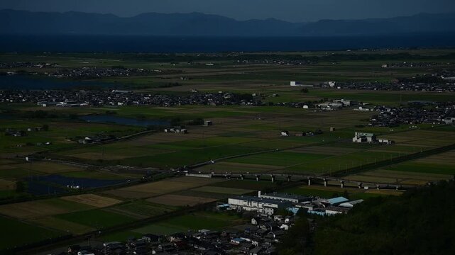 琵琶湖を背景に走る普通列車 （東海道本線 安土 - 能登川, 2024年10月）