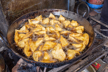 Nowhatta, Srinagar, Jammu and Kashmir, India. Frying samosas at a market.