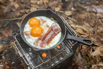 キャンプの食事　Outdoor and camping breakfast set