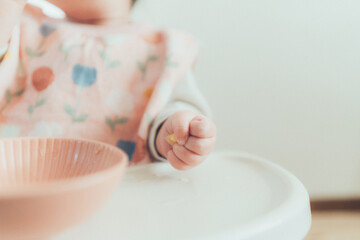 食べ物を握る赤ちゃんの手