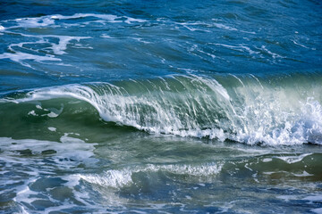 Naklejka premium Crashing waves with spray and foam.