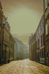 Kamienista alejka w Krakowie z żółtym niebem