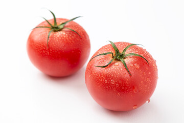 白背景にみずみずしいトマト