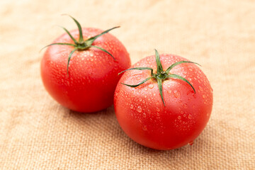麻の布にみずみずしいトマト