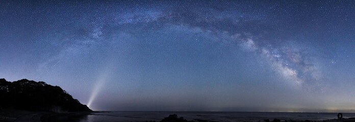能登半島の海辺から望む天の川のパノラマ写真