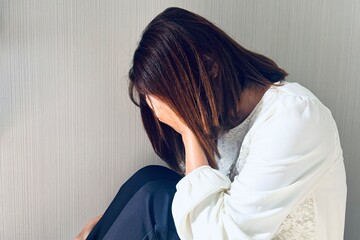 座り込んで落ち込む女性