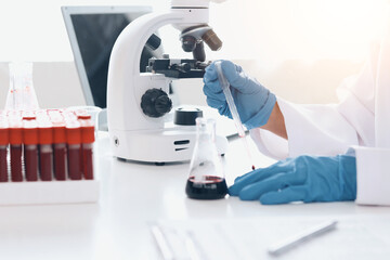 A female scientist who helped her great-grandmother experiment and analyze the virus to name it and create a vaccine.