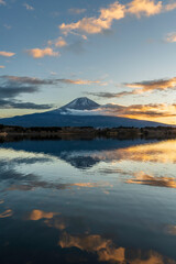 田貫湖の湖面に映る夜明けの富士山