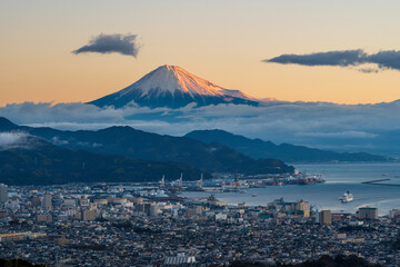 静岡市日本平から夜明けの清水港と富士山