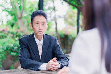 取材対応をする経営者