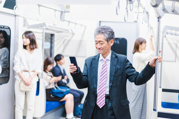 Fototapeta premium 電車・地下鉄で移動する人々