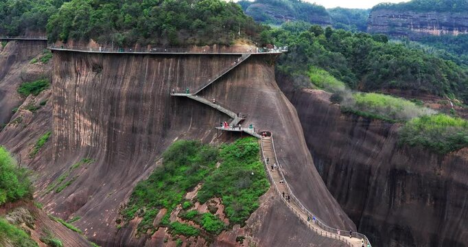 Gaoyi Ridge(Gaoyiling) Scenic Area is located in Chenzhou City of Hunan Province, which is dominated by Danxia landform. Visitors can enjoy the unique landscape of red rocks, green water and streams.
