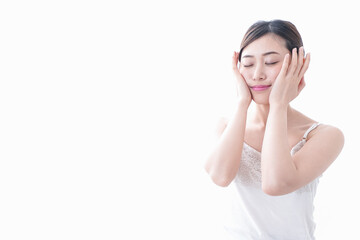 スキンケアをする若い女性