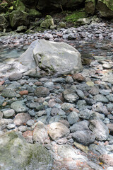 암석 사이에 흐르는 강물 제주 서귀포시 상효동 원앙폭포 제주 서귀포시 상효동 원앙폭포