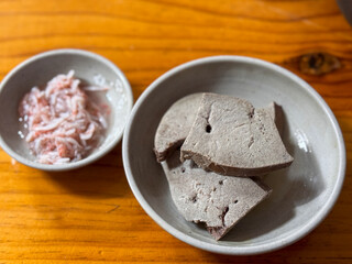 Pork liver, cooked pork liver, plate, salted shrimp, table close-up