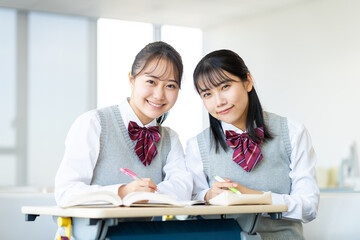 勉強する女子高生　撮影協力：学校法人電波学園　東京電子専門学校