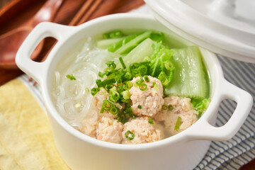 鶏団子と白菜と春雨のヘルシースープ