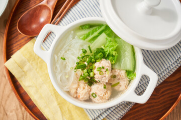 鶏団子と白菜と春雨のヘルシースープ
