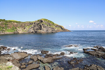 바위 절벽과 등대가 있는 하늘과 구름이 보이는 풍경 제주 제주시 우도면 연평리 돌칸이 해변