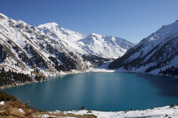 Winter mountain lake surrounded by a mountain rage
