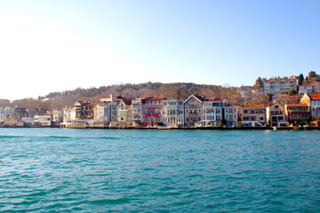 Obraz premium Panoramic view of Yeniköy coastline. Historical and colorful mansions on the shores of the Bosphorus. Touristic architectural buildings. 