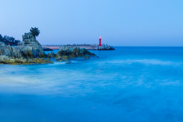 강원도 삼척시 신남항 방파제와 등대