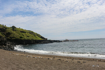 Fototapeta premium 맑은하늘 절벽과 어우러진 바다풍경 제주 제주시 우도면 연평리 검멀레해변