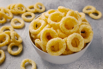 Naklejka premium Corn rings of sticks with cheese and green onion flavor.
