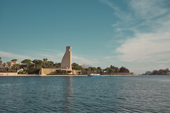Monumento ai morti del mare a Sibari, Italia