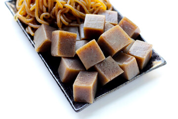 Konjac noodles mixed with seaweed