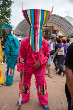 Phee ta kohn dancers on the street