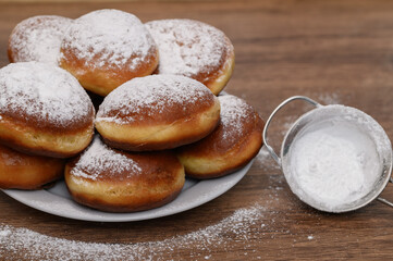 Tradycyjne pączki z przepisu babci, ręcznie robione pączki drożdżowe, puszyste słodkości na Tłusty Czwartek  © Paweł Kacperek
