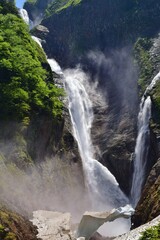 Obraz premium 立山 称名滝 初夏の風景