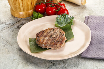 Grilled tuna medallion in the plate