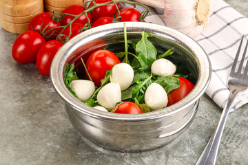 Salad with mozzarella and arugula