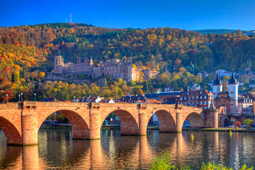 Blick über den Neckar auf die Altstadt von Heidelberg mit Schloss und Alter Brücke im UNESCO...