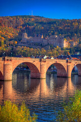 Blick über den Neckar auf die Altstadt von Heidelberg mit Schloss und Alter Brücke im UNESCO...