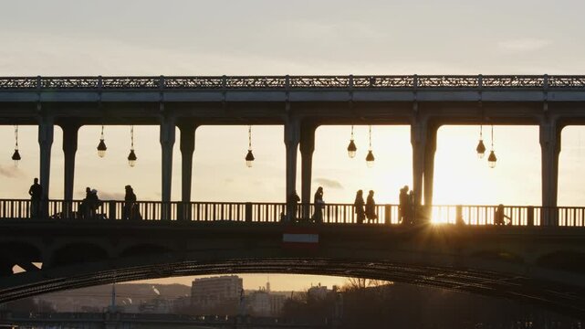 Bir Hakeim bridge at sunset