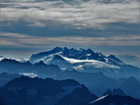 Die 4000ter der Monte Rosa Gruppe: Dufourspitze 4634m, Nordend 4609m, Zumsteinspitze 4563m, Signalkuppe 4554m Liskamm 4527m, Breithorn 4164m, Castor 4228m, Pollux 4092m, Vincent-Pyramide 4215m        