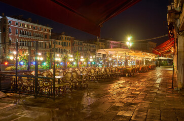 Fototapeta premium Night view from Venice a couple sitting under street light