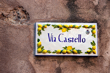 via castello straßenschild aus keramik in limone
