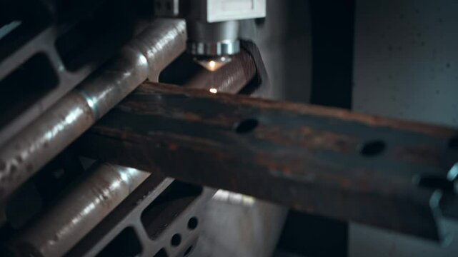 Laser cutting machine for metal. The coordinate machine cuts a rectangular pipe at the enterprise. The complex section is obtained thanks to CNC.