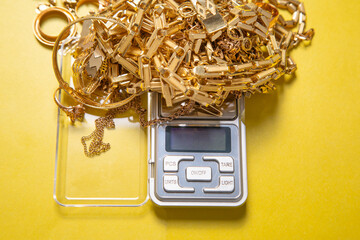 Digital scale of gold with a jewelry.