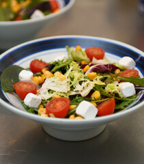 Ensalada fresca con queso griego y tomates cherry