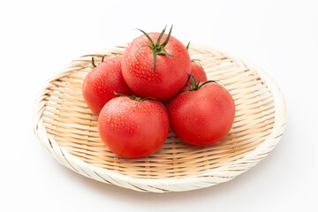 白背景にみずみしいトマト