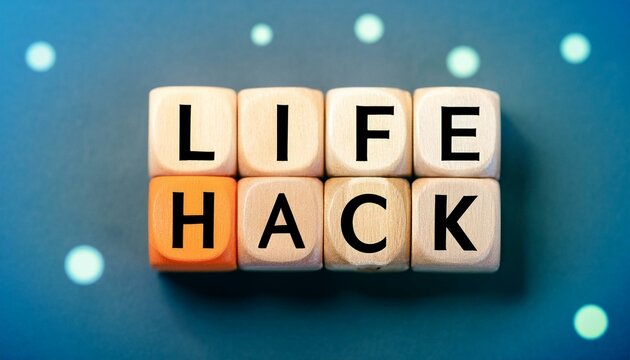  lifehackの文字が書かれた木製のキューブブロック。