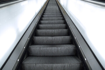 Obraz premium Escalators traveling in a upward direction