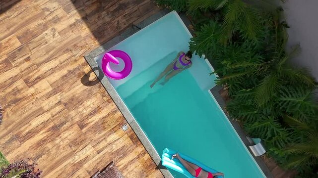 m&atilde;e e filha em piscina no ver&atilde;o 