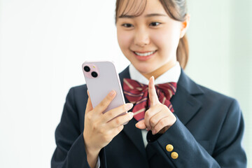 スマホを使う女子高生　撮影協力：学校法人電波学園　東京電子専門学校